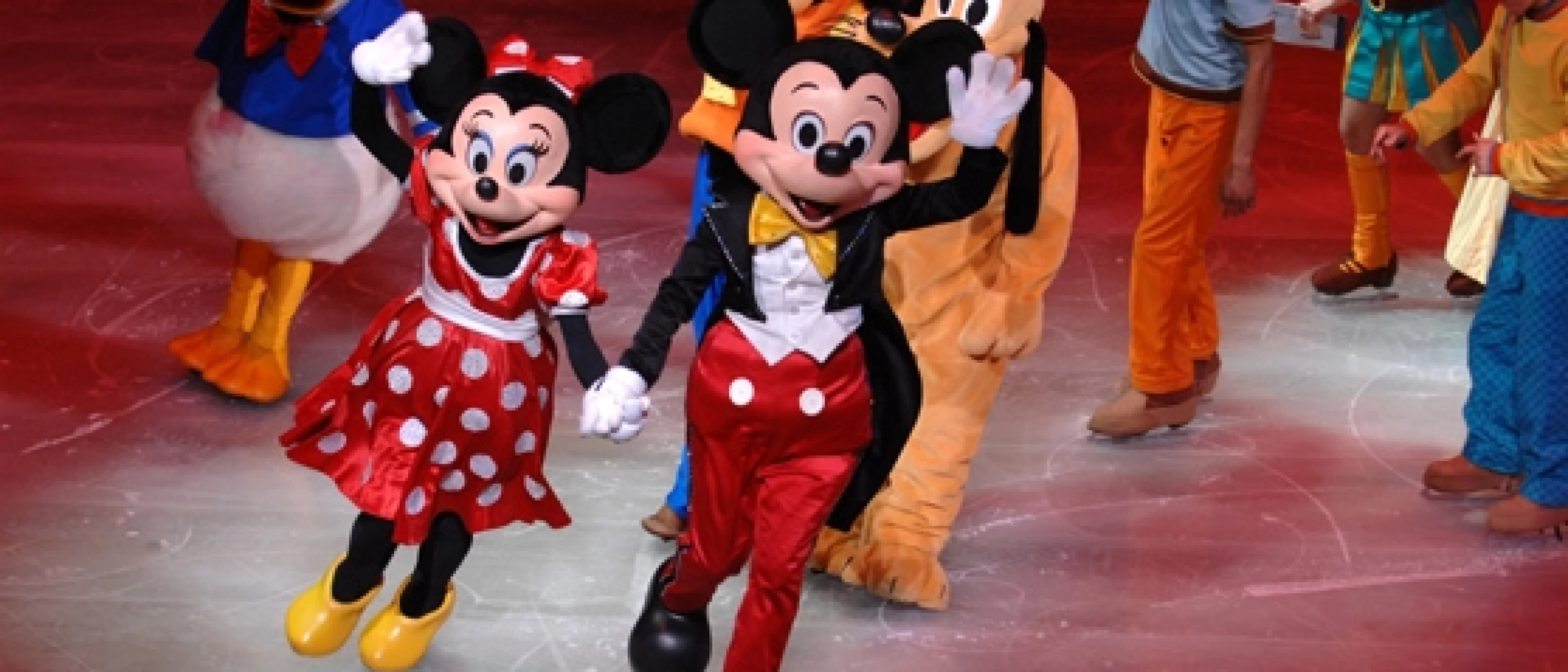 Disney sur glace présente "AVENTURES A DISNEYLAND"