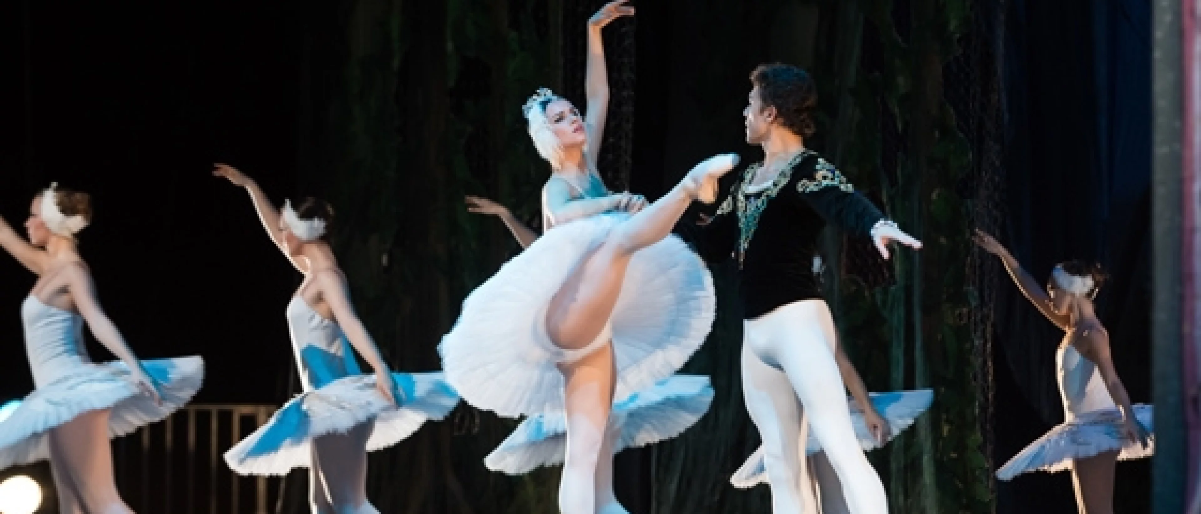 Les Ballets de St Petersbourg présentent "Le Lac des Cygnes"